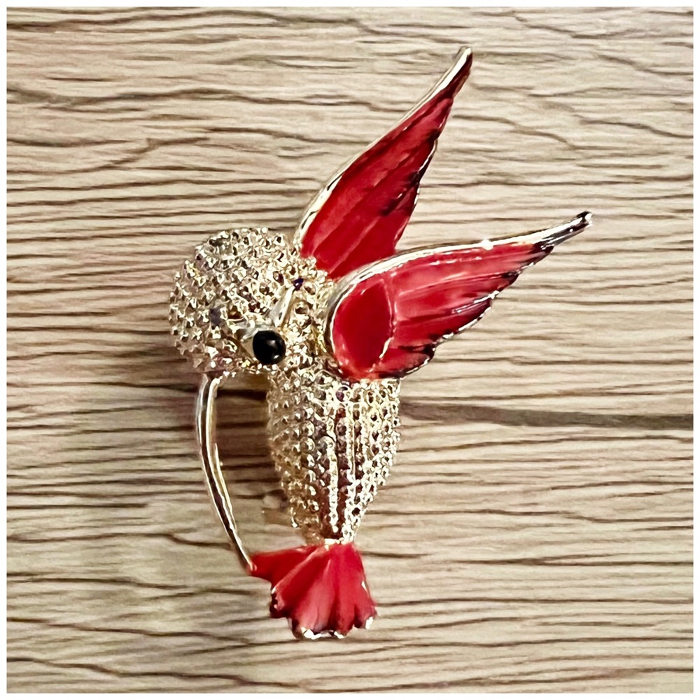Gerry’s Vintage 1970s Enamel Figural Hummingbird Pin Brooch in Gold / Red